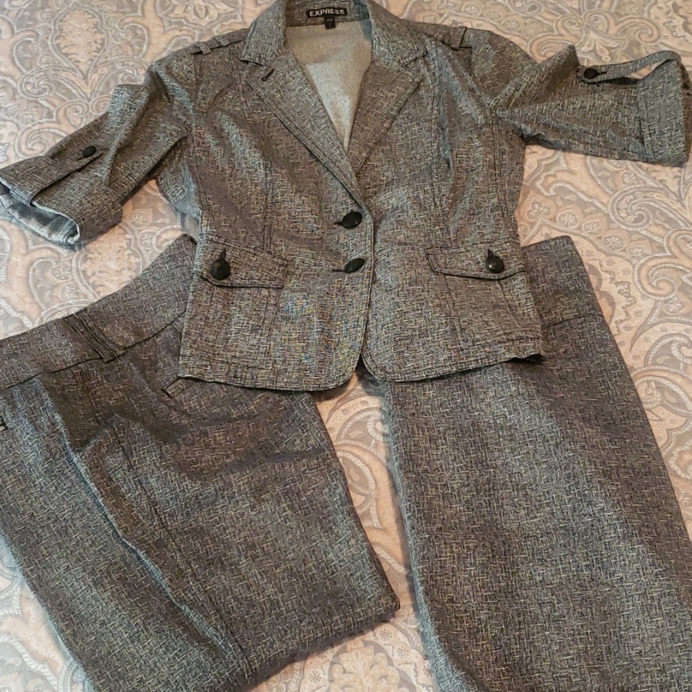 Lightweight 3 piece suit.  Excellent condition.